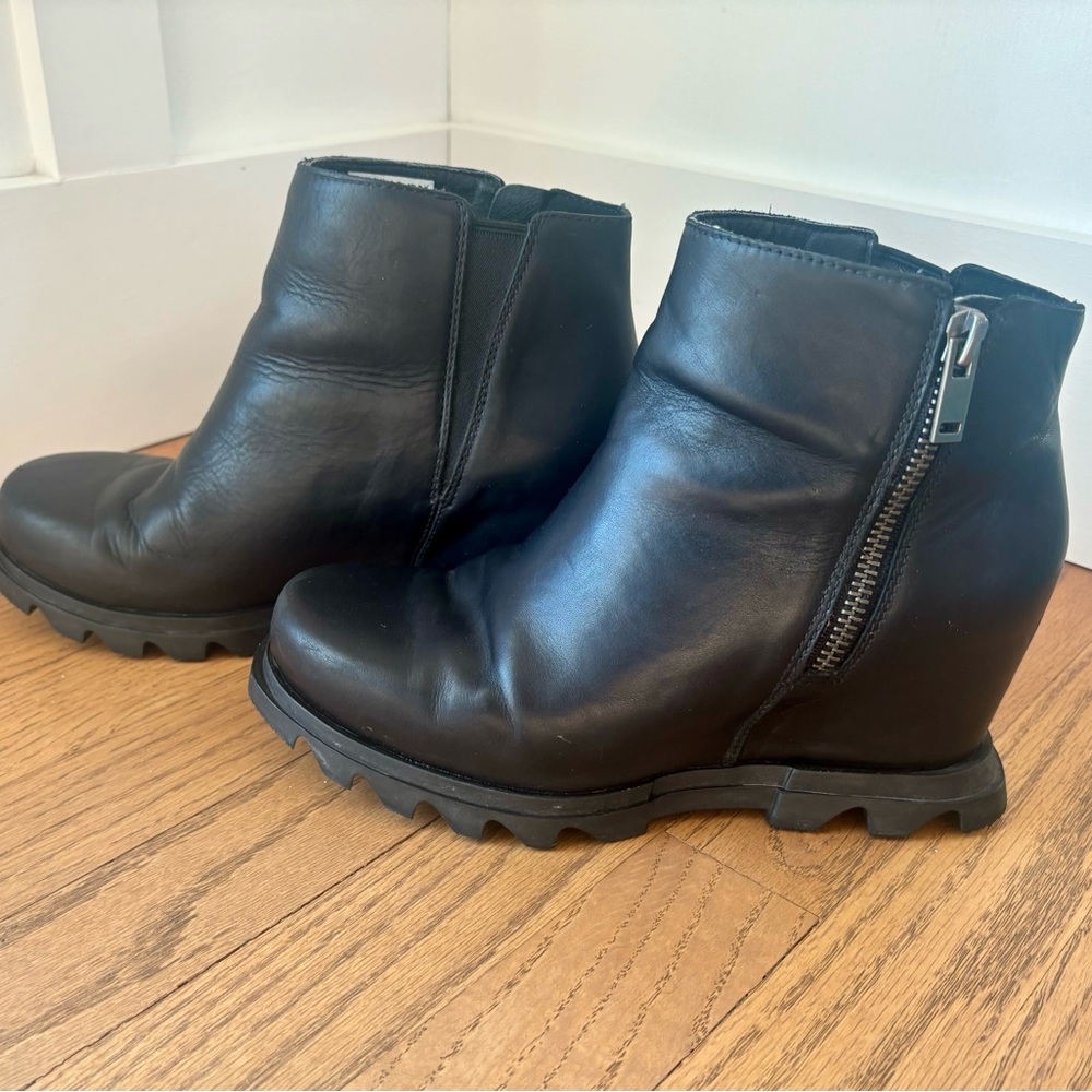 Sorel Black Leather Ankle Booties with Zipper